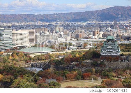 十一月の大阪、紅葉の大阪城公園、秋空の大阪城を望む、オオサカビジネスパーク、新しいホテル 十一月の大阪、紅葉の大阪城公園、秋空の大阪城を望む、オオサカビジネスパーク、新しいホテル 109264432