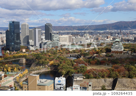 十一月の大阪、紅葉の大阪城公園、秋空の大阪城を望む、オオサカビジネスパーク、新しいホテル 十一月の大阪、紅葉の大阪城公園、秋空の大阪城を望む、オオサカビジネスパーク、新しいホテル 109264435
