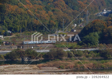高梁川の紅葉と伯備線213系電車 109264922