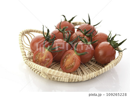 新鮮でヘルシーな完熟プチトマト 109265228