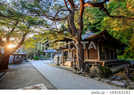 初秋の立石寺（山寺）と夕日　山形県山形市 109265291