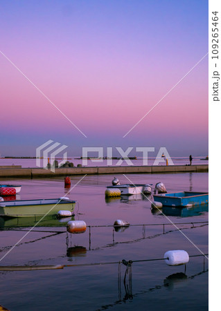 夕暮れ時の海 109265464