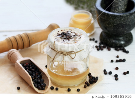 Filtering of medicinal cream from dried common juniper berries, lat. Juniperus communis Filtering of medicinal cream from dried common juniper berries, lat. Juniperus communis 109265916