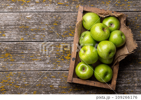 Wooden box with fresh green apples 109266176