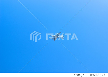 青空を悠然と飛ぶ米軍の戦闘機 109266673