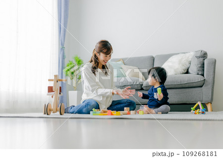 子供と遊ぶお母さん 子供と遊ぶお母さん 109268181