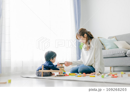 子供と遊ぶお母さん 子供と遊ぶお母さん 109268203