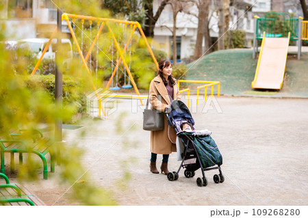 親子で公園を散歩 109268280