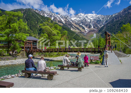 【新緑絶景!初夏の上高地】河童橋周辺の情景 【新緑絶景!初夏の上高地】河童橋周辺の情景 109268410