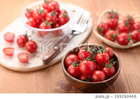 新鮮な完熟ミニトマト 木目背景 109268468
