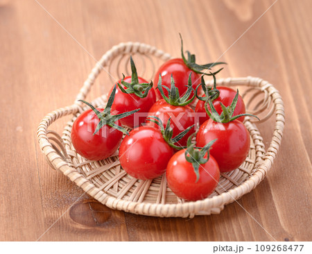 新鮮な完熟ミニトマト 木目背景 109268477