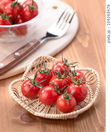 新鮮な完熟ミニトマト 木目背景 109268479