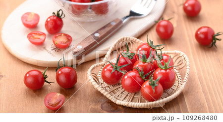 新鮮な完熟ミニトマト 木目背景 109268480
