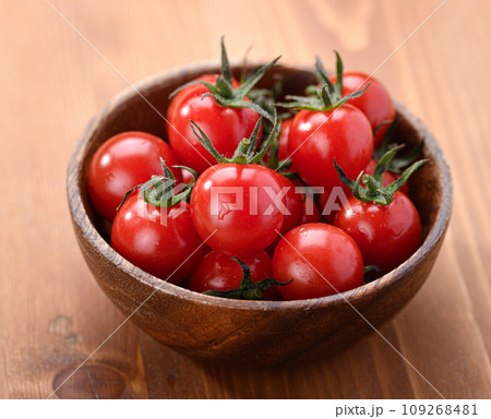 新鮮な完熟ミニトマト 木目背景 109268481