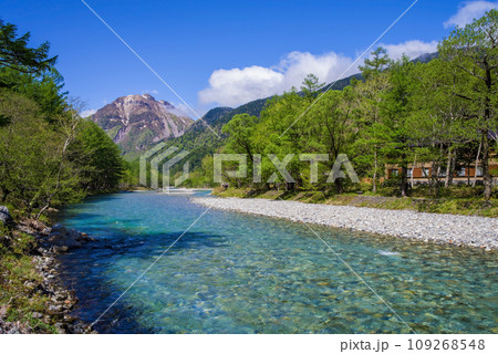 初夏の上高地】河童橋から望む焼岳の写真素材 [109268548] - PIXTA