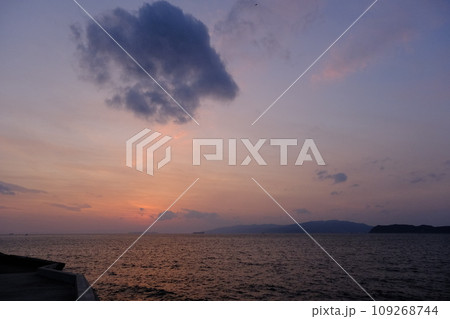 海に沈む夕日 海に沈む夕日 109268744