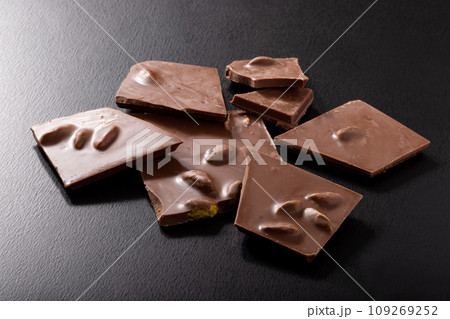 ピスタチオ入りクーベルチュールの割りチョコレート 109269252