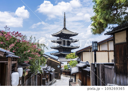 夏の法観寺（八坂の塔）と街並み　京都府京都市 109269365