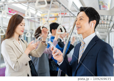 通勤電車でスマホを見るミドルのビジネスマン 撮影協力「京王電鉄株式会社」 通勤電車でスマホを見るミドルのビジネスマン 撮影協力「京王電鉄株式会社」 109269635