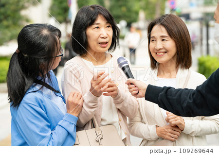 街頭インタビューに答える女性 109269644