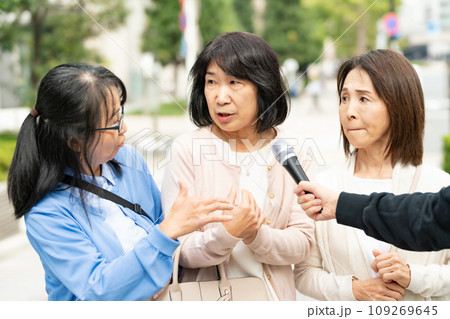 街頭インタビューに答える女性 109269645