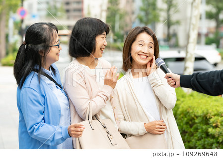 街頭インタビューに答える女性 109269648