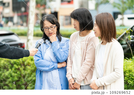 街頭インタビューに答える女性 109269652