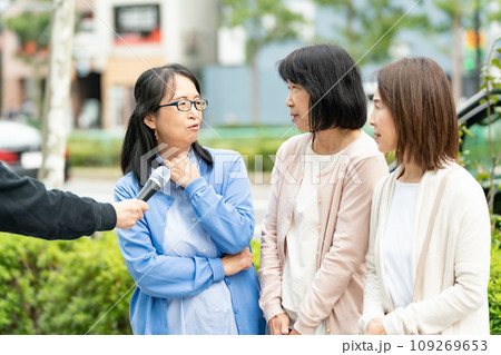 街頭インタビューに答える女性 109269653