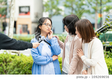 街頭インタビューに答える女性 街頭インタビューに答える女性 109269656