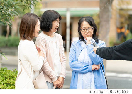 街頭インタビューに答える女性 109269657