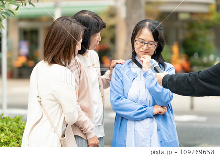 街頭インタビューに答える女性 109269658