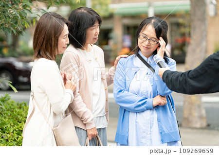 街頭インタビューに答える女性 街頭インタビューに答える女性 109269659