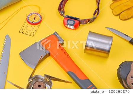 黄色背景の上のキャンプやトレッキング用品 109269879