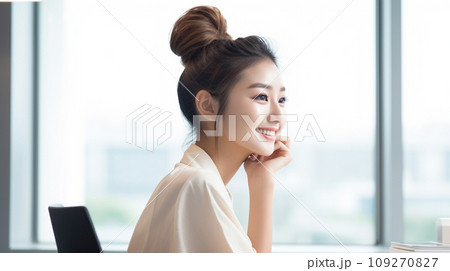 窓際に立つ若い女性 窓際に立つ若い女性 109270827