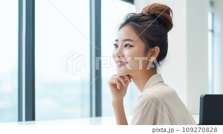 窓際に立つ若い女性 窓際に立つ若い女性 109270828