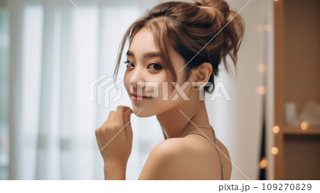 窓際に立つ若い女性 窓際に立つ若い女性 109270829