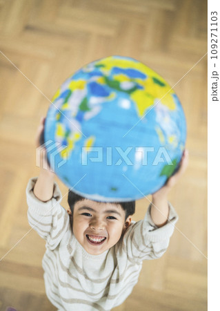 地球儀のビーチボールを持った7歳の男の子 地球儀のビーチボールを持った7歳の男の子 109271103