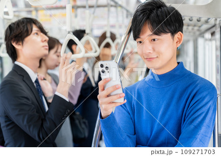 電車でスマホを見る大学生 撮影協力「京王電鉄株式会社」 電車でスマホを見る大学生 撮影協力「京王電鉄株式会社」 109271703