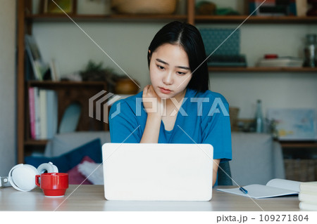 パソコン作業をする若い女性 パソコン作業をする若い女性 109271804