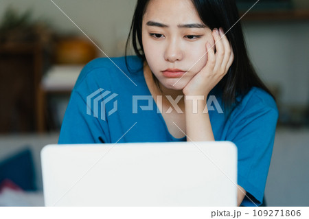 パソコン作業をする若い女性 パソコン作業をする若い女性 109271806