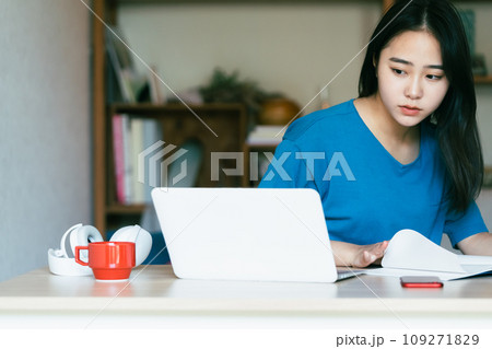 パソコン作業をする若い女性 109271829
