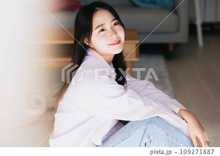 一人暮らしをスタートした若い女性 109271887