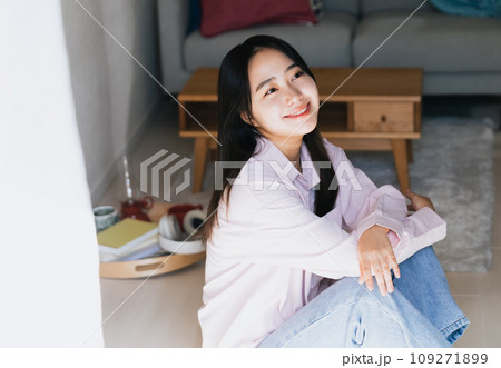 一人暮らしをスタートした若い女性 109271899