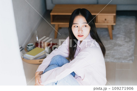 一人暮らしをスタートした若い女性 109271906