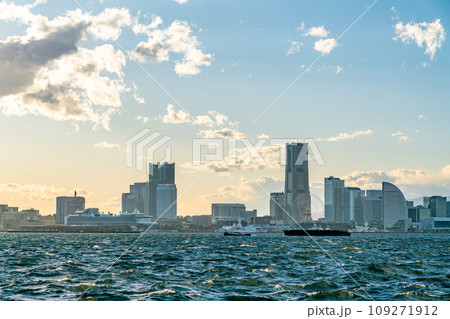 【神奈川県】夕暮れの横浜みなとみらいの都市風景 109271912