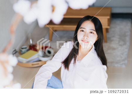 新生活にワクワクする若い女性 新生活にワクワクする若い女性 109272031