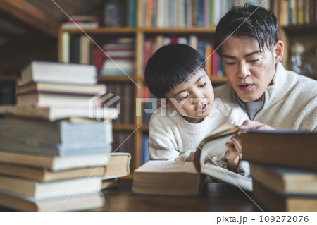本を読む父親と7歳の息子　イメージ 109272076