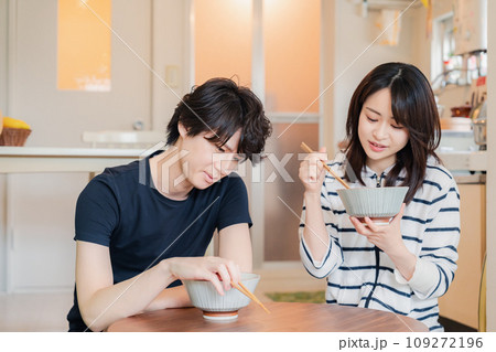 夫婦で小さな団地に住む若い家族 夫婦で小さな団地に住む若い家族 109272196