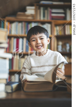 読書 イメージ カメラ目線で笑顔の7歳の男の子 読書 イメージ カメラ目線で笑顔の7歳の男の子 109272243