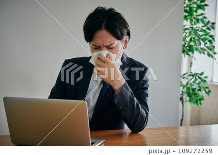 ティシュで鼻水を拭く若い男性会社員 ティシュで鼻水を拭く若い男性会社員 109272259